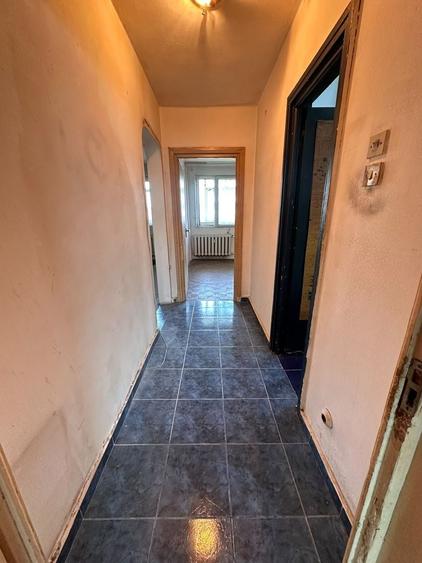 Apartament cu 3 camere semidecomandat în Victoriei