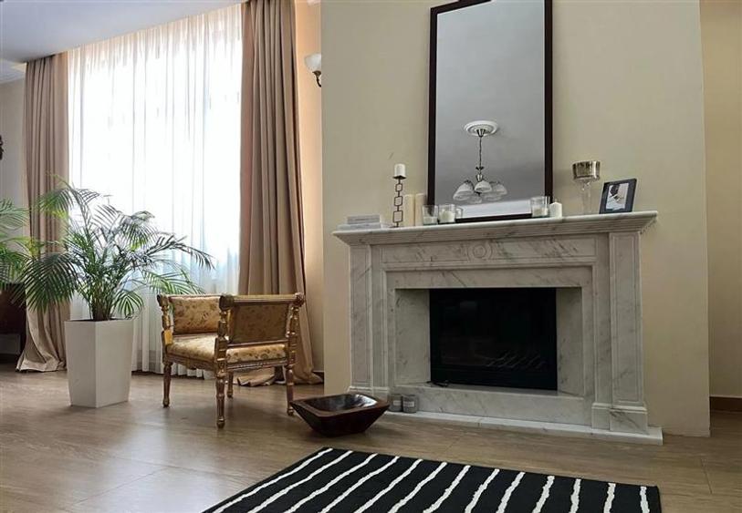 Duplex cu 7 camere cu Canalizare în Iancu Nicolae