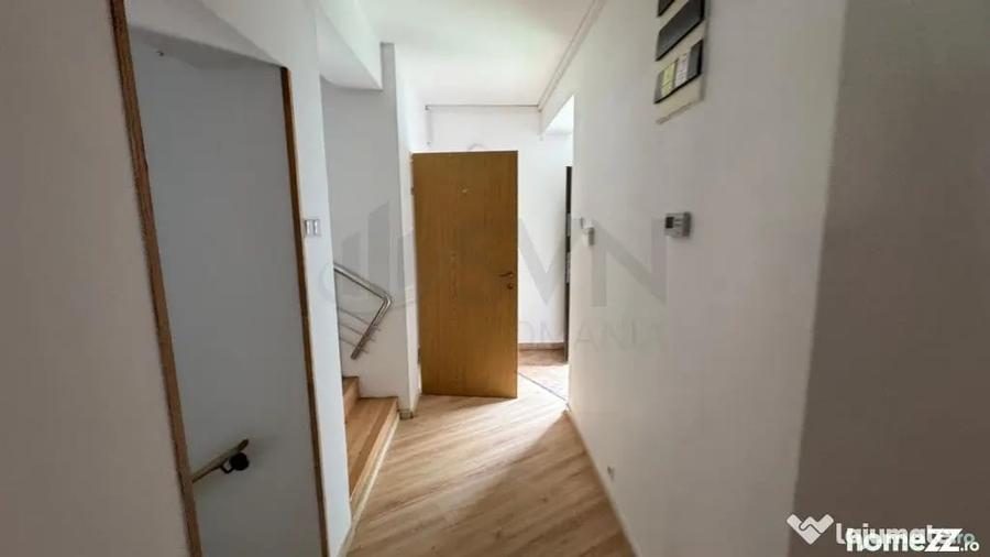 Casă cu 10 camere cu Teren 402 Mp în Lacul Tei