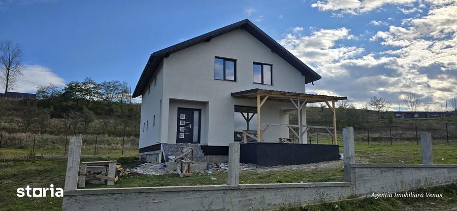 Casă cu 5 camere cu Teren 1000 Mp în Mihai Eminescu
