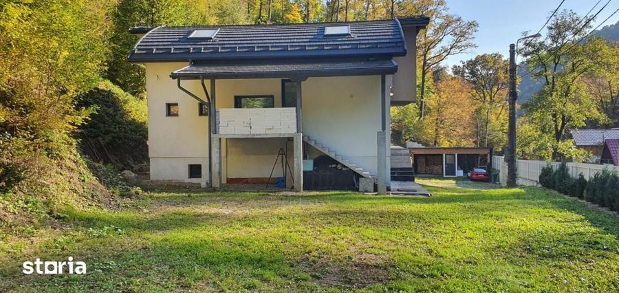 Casă cu 5 camere decomandat cu Teren 4700 Mp în Valea Roșie