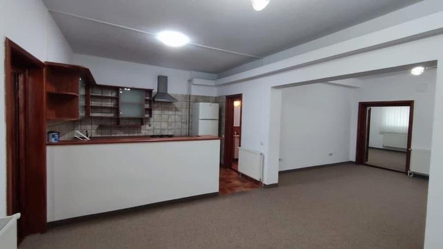 Apartament cu 3 camere semidecomandat în Foișorul de Foc