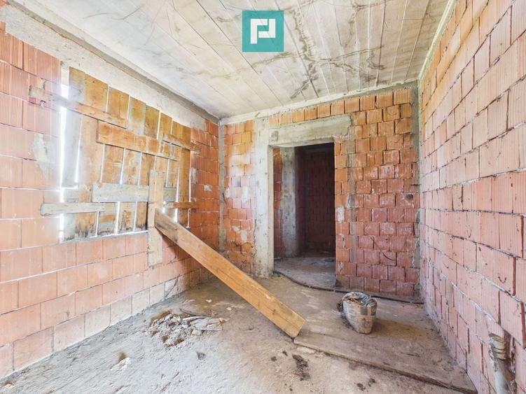 Casă individuală cu 9 camere cu Canalizare în Zimandu Nou
