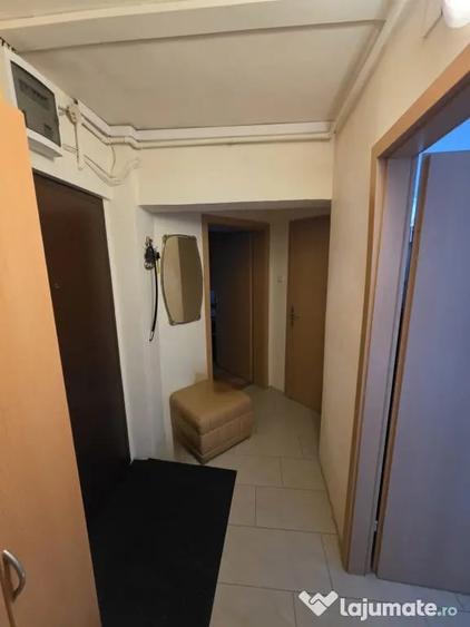 Apartament cu 3 camere semidecomandat în Micro 16
