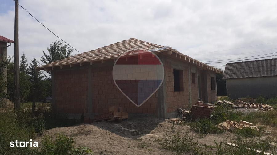 Casă cu 4 camere cu Teren 365.5 Mp în Hălchiu