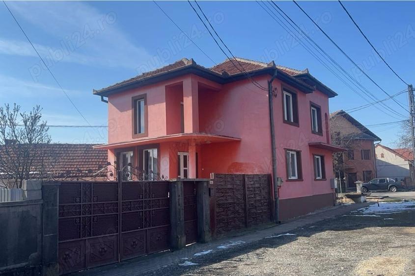 Casă cu 5 camere în Coșteiu