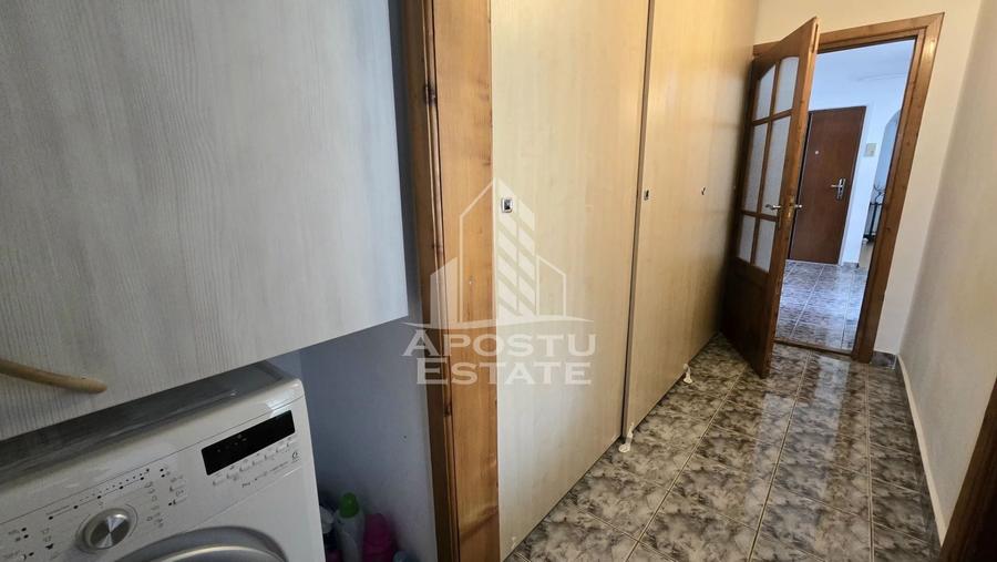Apartament de vanzare cu 3 camere, decomandat,centrala proprie,Lipovei - 18