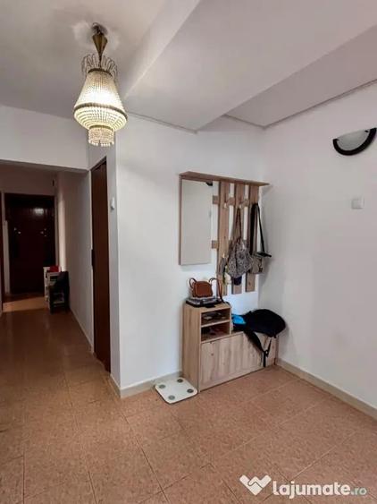 Apartament cu 3 camere decomandat în Aviației