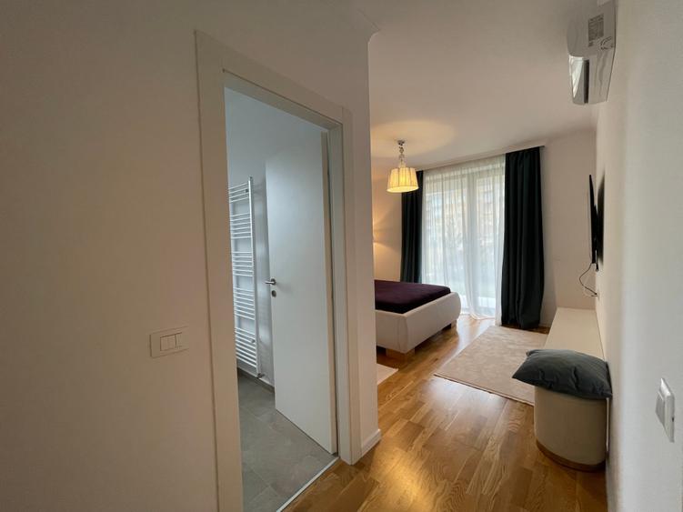 Apartament cu 4 camere decomandat în Băneasa