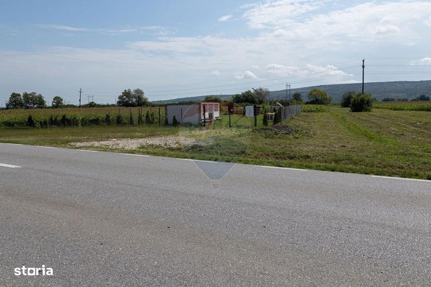 Teren de 3700 mp, în Sântimbru