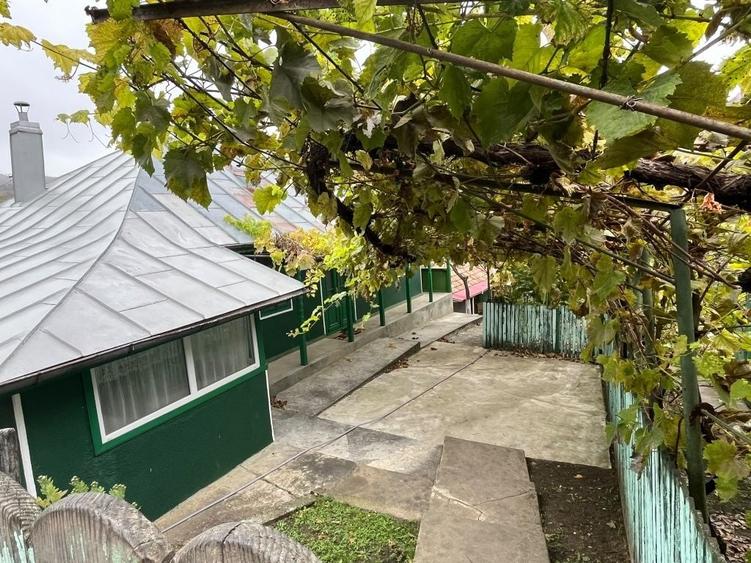 Casă cu 3 camere decomandat în Boțești