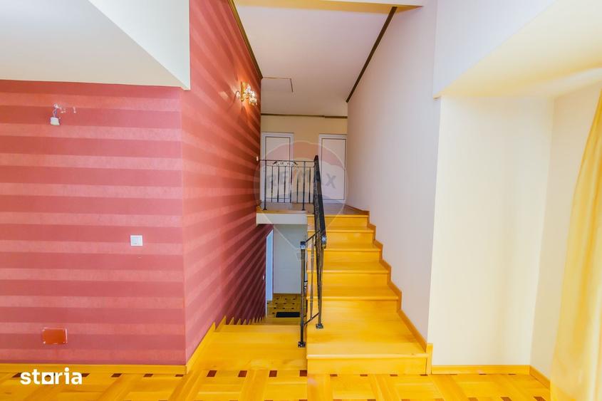 Casa cu 7 camere, 10 ari de vanzare la drumul principal cu 2 intrari - 19
