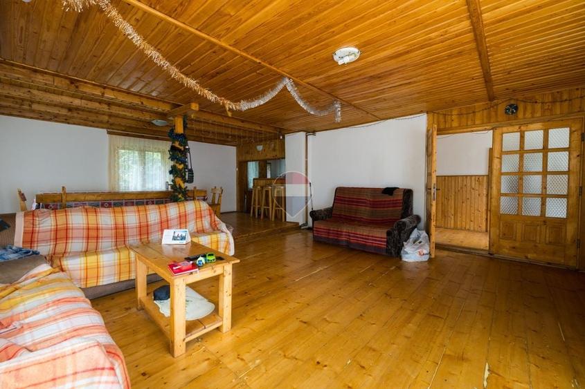 Casă individuală cu 7 camere cu Teren 1259 Mp în Bran