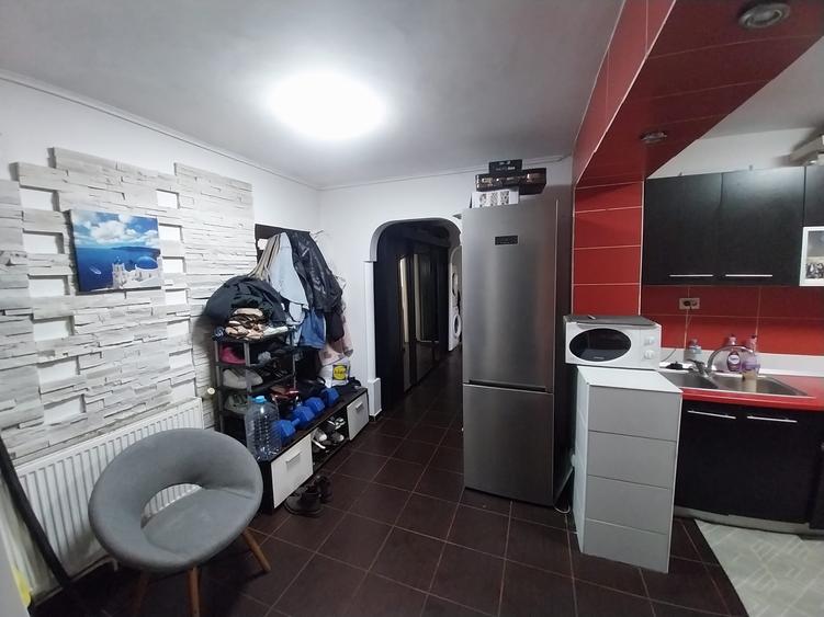 Apartament cu 3 camere decomandat în Nicolina