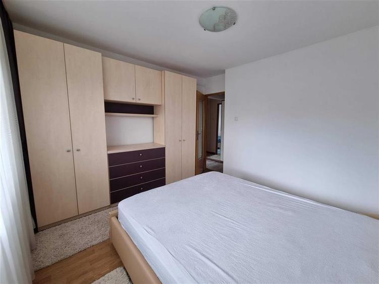 Apartament cu 3 camere decomandat în Nicolina