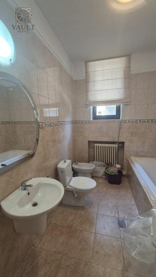 Apartament cu 5 camere semidecomandat în Moșilor