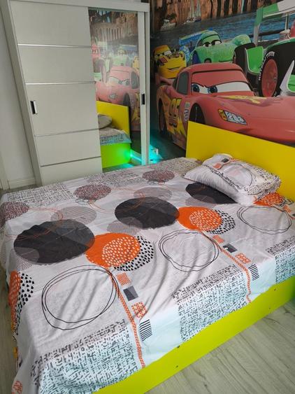 Apartament cu 3 camere decomandat în Roșu