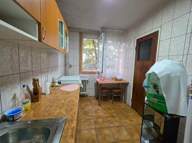 Apartament cu 3 camere decomandat în Titan