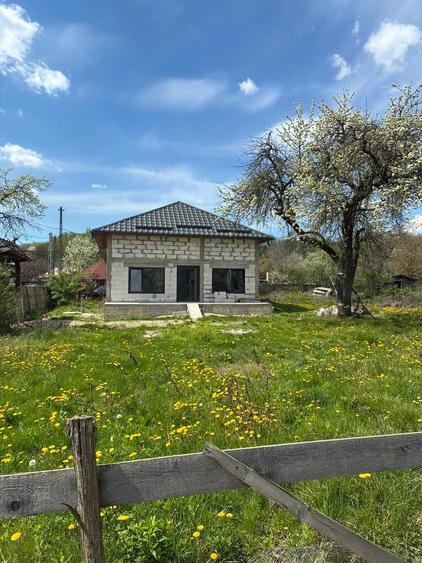 Casă cu 3 camere cu Teren 660 Mp în Tătărani