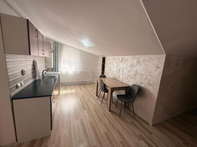 Apartament cu 3 camere semidecomandat în Florești