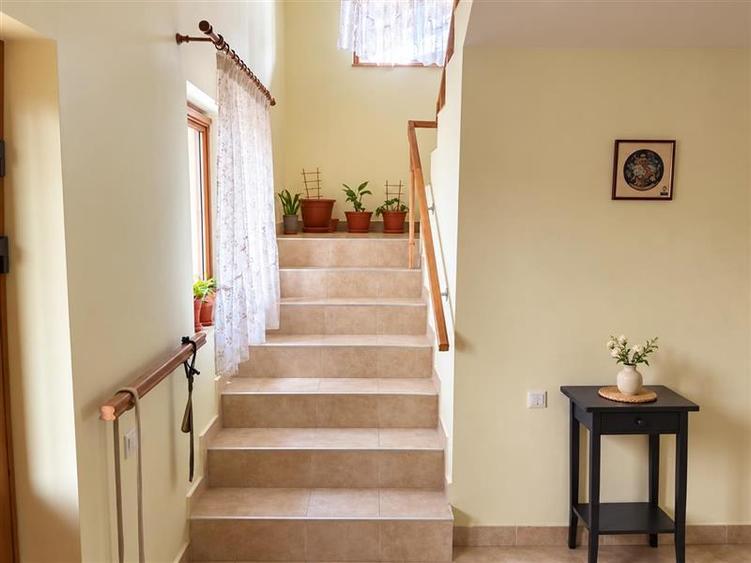 Casă cu 5 camere cu Teren 650 Mp în Exterior Est
