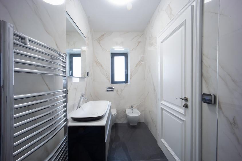 Casă individuală cu 10 camere cu Canalizare în Ultracentral