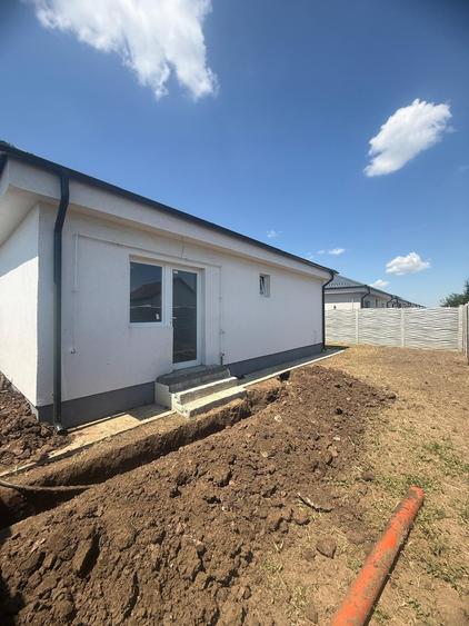 Casă cu 3 camere cu Canalizare în Est