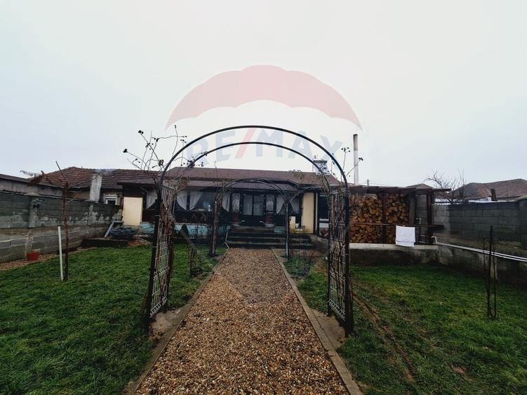 Casă cu 3 camere cu Teren 1262 Mp în Hidișelu de Sus