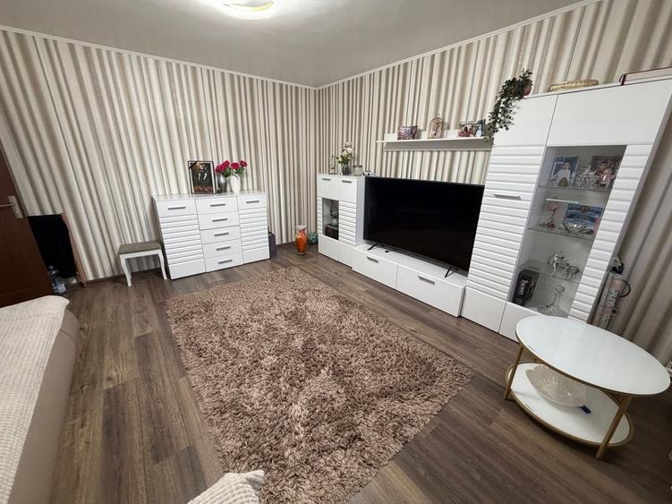 Apartament cu 3 camere decomandat, mobilat în Buzaului
