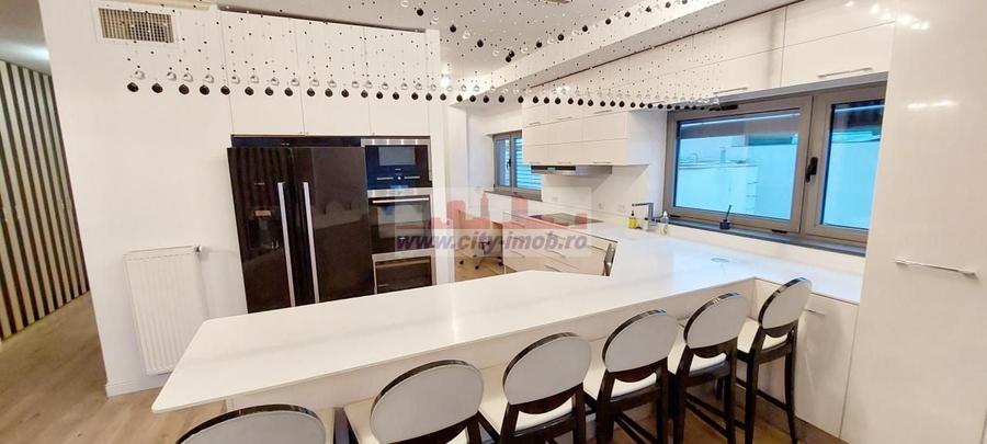 Penthouse cu 3 camere decomandat, mobilat în Eminescu