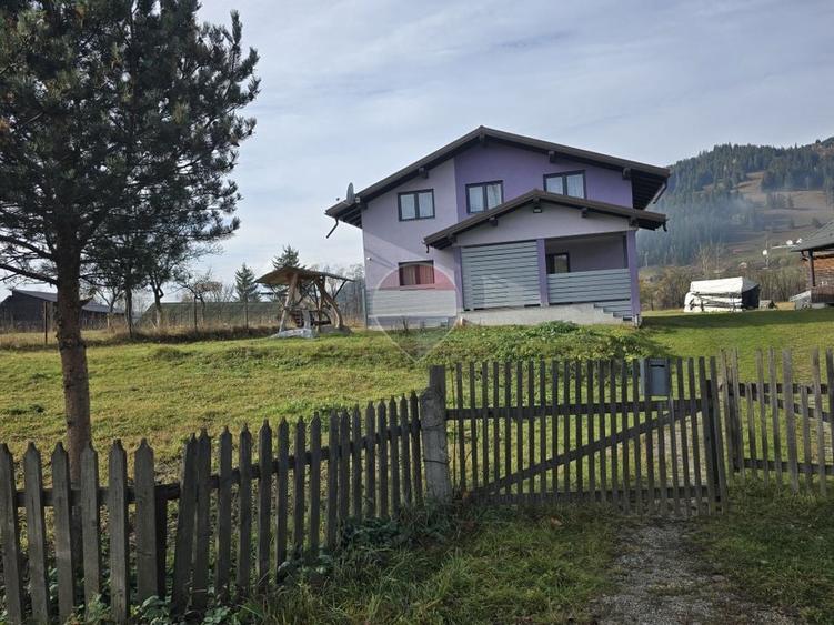 Casă individuală cu 6 camere cu Teren 7849 Mp în Dorna-Arini