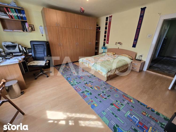 Casă cu 6 camere cu Canalizare în Sub Arini