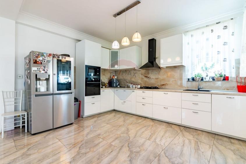 Casă individuală cu 5 camere cu Teren 485 Mp în Central