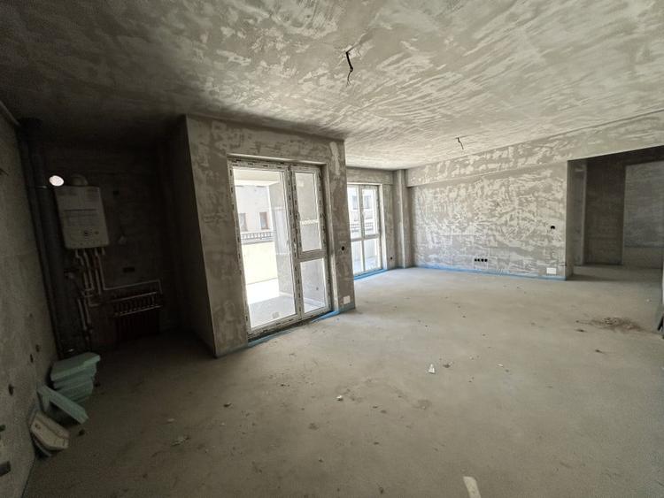 Apartament cu 4 camere semidecomandat în Florești
