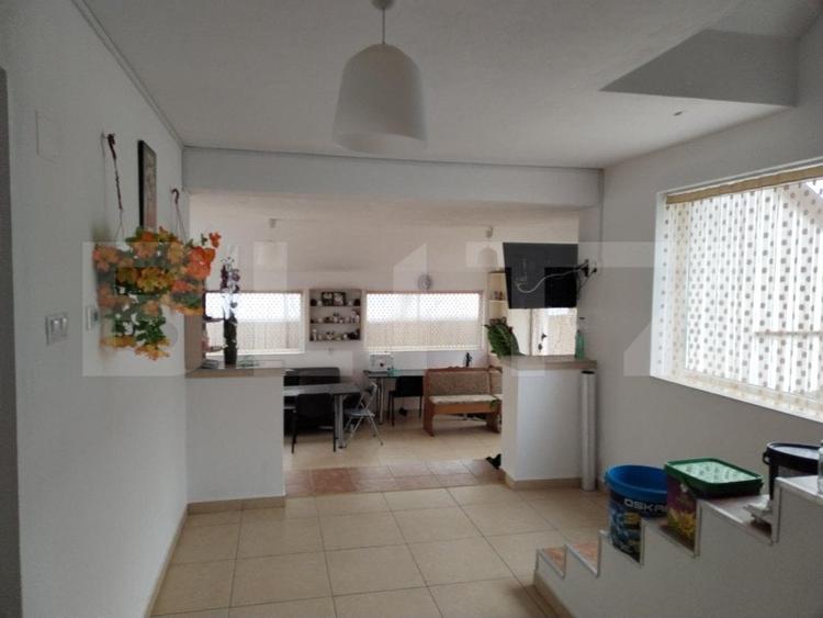 Casă individuală cu 7 camere cu Canalizare în Central