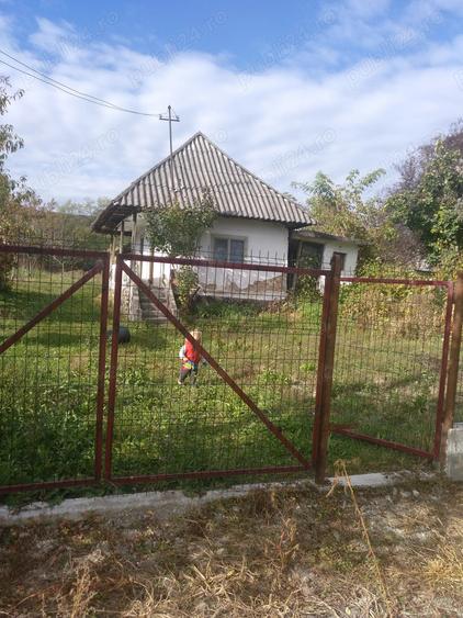 Casă cu 3 camere cu Teren 1870 Mp în Stroești