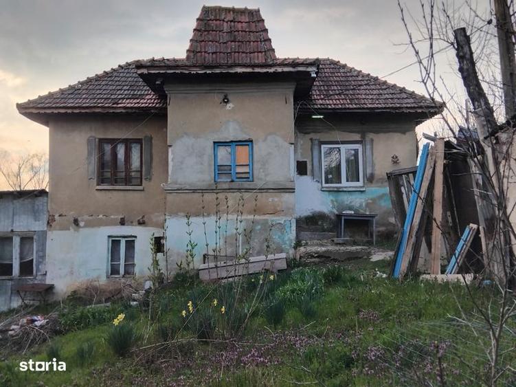 Casă cu 4 camere cu Teren 140 Mp în Vârvor