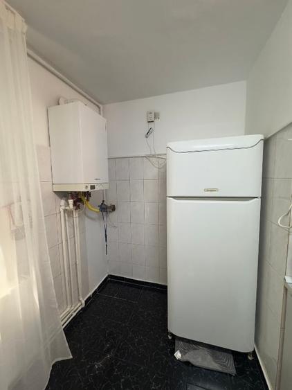 Apartament cu 3 camere semidecomandat, mobilat în Drumul Taberei