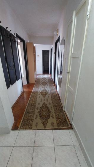 Apartament cu 4 camere decomandat în Central