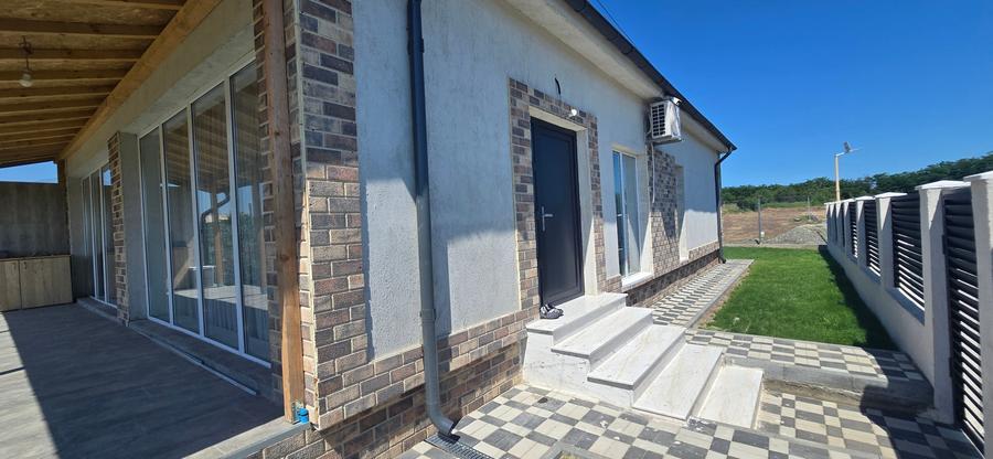 Casă individuală cu 3 camere cu Canalizare în Lazu