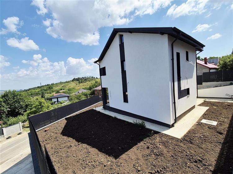 Casa de vanzare cu priveliste frumoasa - 4