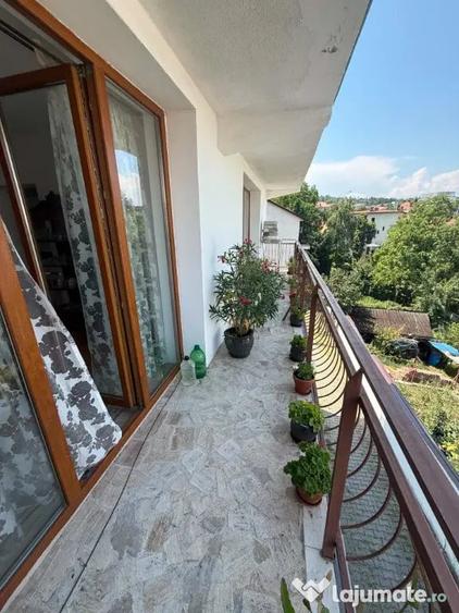 Apartament cu 3 camere semidecomandat în Andrei Mureșanu