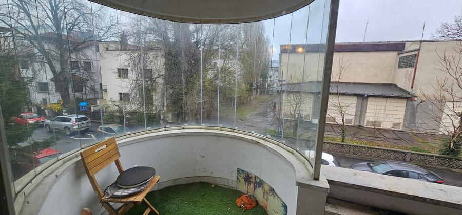 Apartament cu 3 camere semidecomandat, mobilat în Capitale