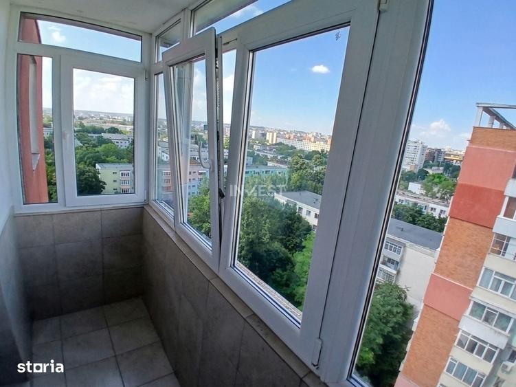 Apartament cu 3 camere semidecomandat în Podu Roș