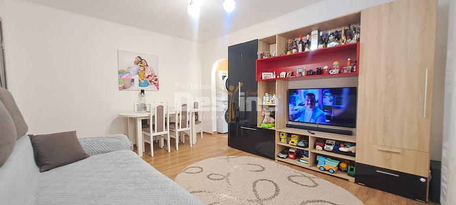 Apartament cu 3 camere semidecomandat, mobilat în Tătărași