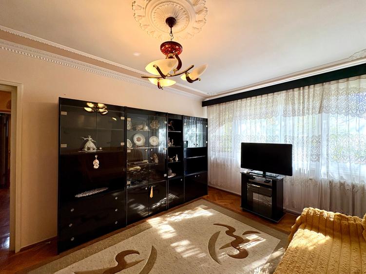 Apartament cu 3 camere semidecomandat în Titan