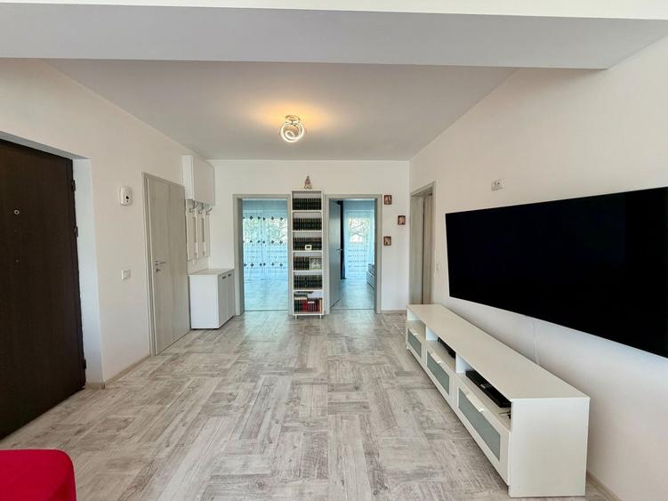 Apartament cu 3 camere semidecomandat, mobilat în Primăverii