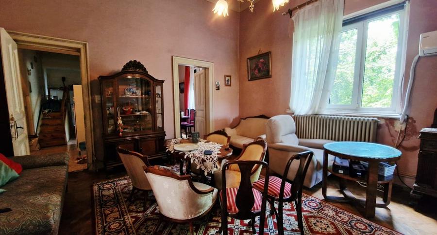 Apartament cu 5 camere semidecomandat în Dacia