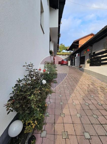 Casă cu 9 camere cu Teren 750 Mp în Rona de Jos