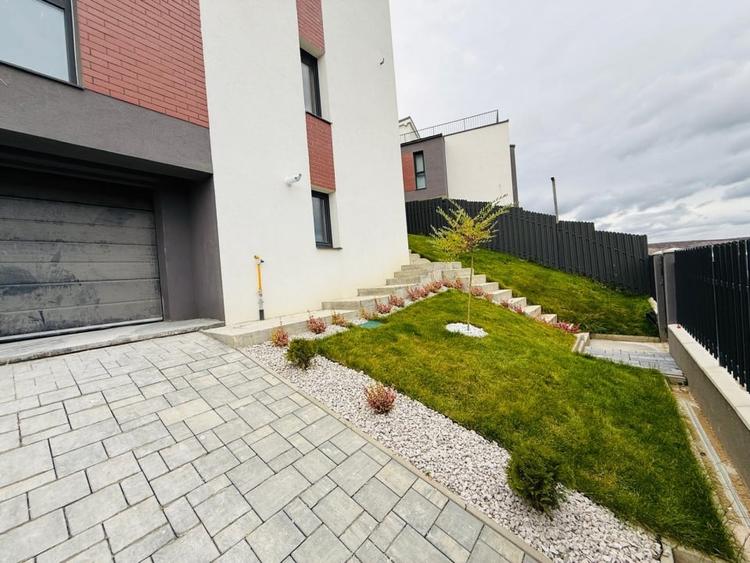Duplex cu 5 camere cu Canalizare în Florești